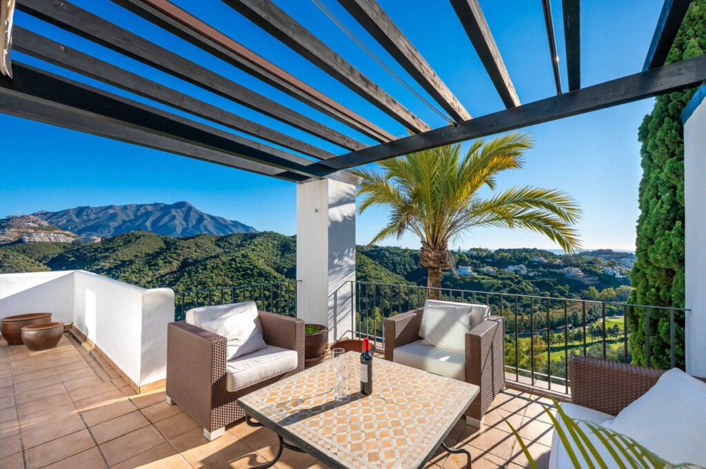 3 Bedroom Apartment for Rent in Benahavís