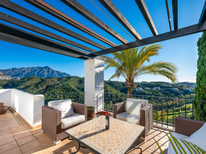 3 Bedroom Apartment for Rent in Benahavís