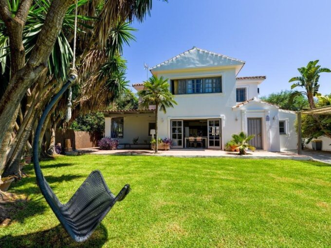 Furnished 5 Bedroom Private Villa for Rent in El Velerin, Nueva Milla de Oro, Estepona