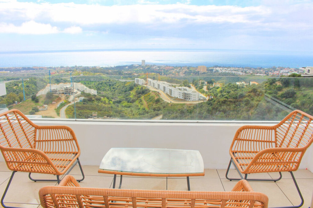 Furnished 2 Bedroom Apartment with Terrace for Rent in Altos de los Monteros, Los Monteros, Marbella