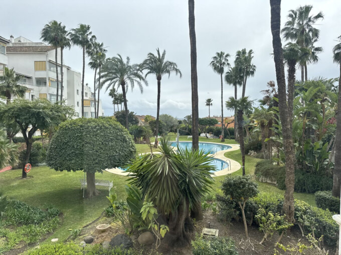 Furnished 2 Bedroom Apartment with Terrace for Rent in Atalaya, Estepona