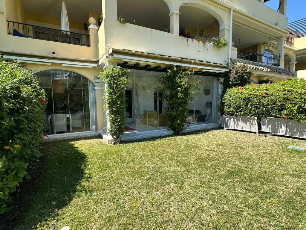 Furnished 2 Bedroom Apartment for Rent in La Quinta, Benahavís