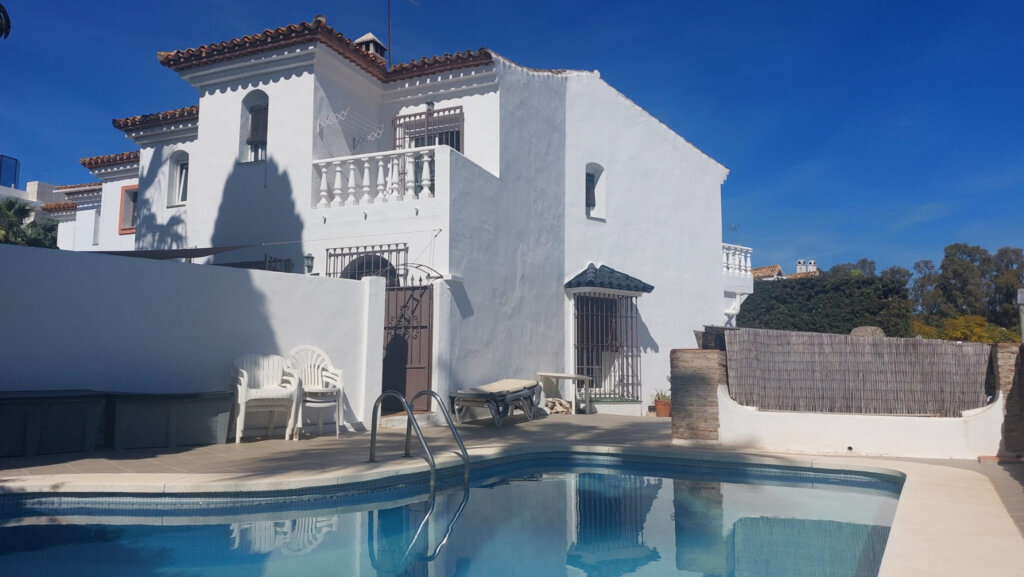 Furnished 3 Bedroom Private Villa for Rent in El Paraíso, Estepona