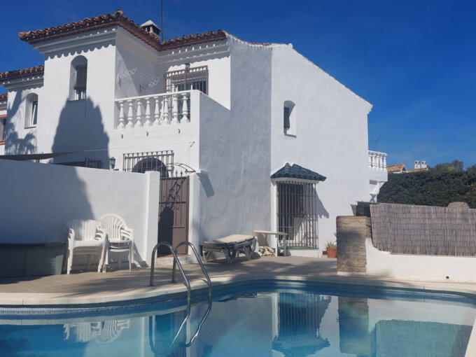 Furnished 3 Bedroom Private Villa for Rent in El Paraíso, Estepona