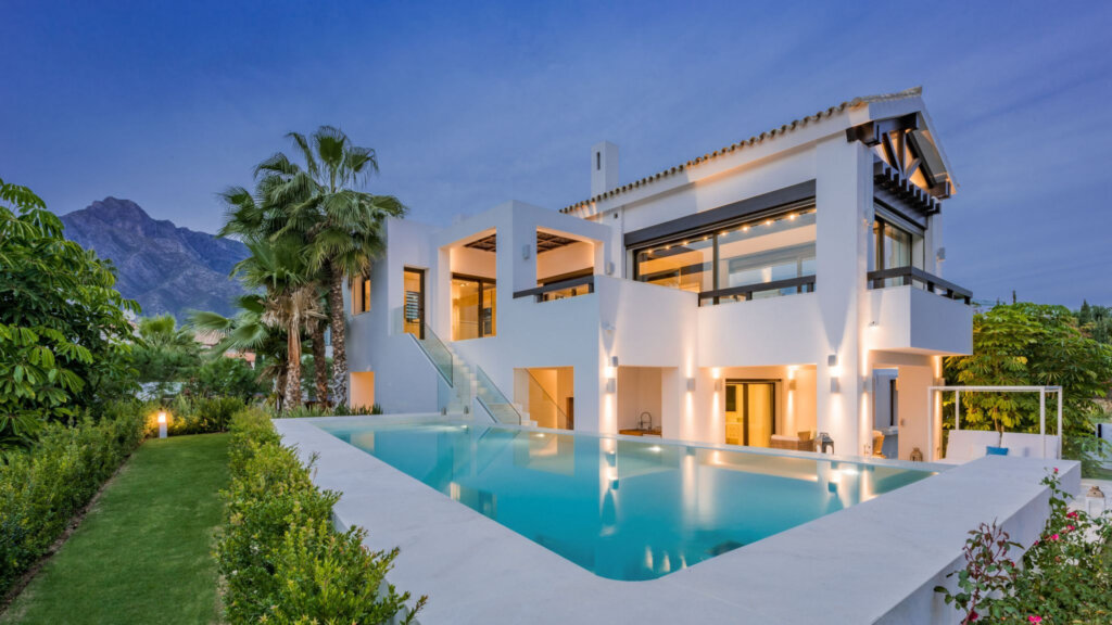 Furnished 6 Bedroom Private Villa for Rent in Puente Romano, Milla de Oro, Marbella