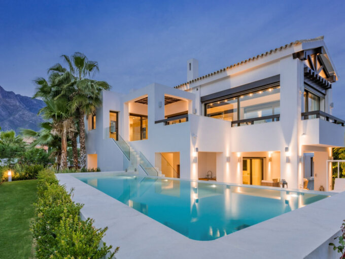 Furnished 6 Bedroom Private Villa for Rent in Puente Romano, Milla de Oro, Marbella