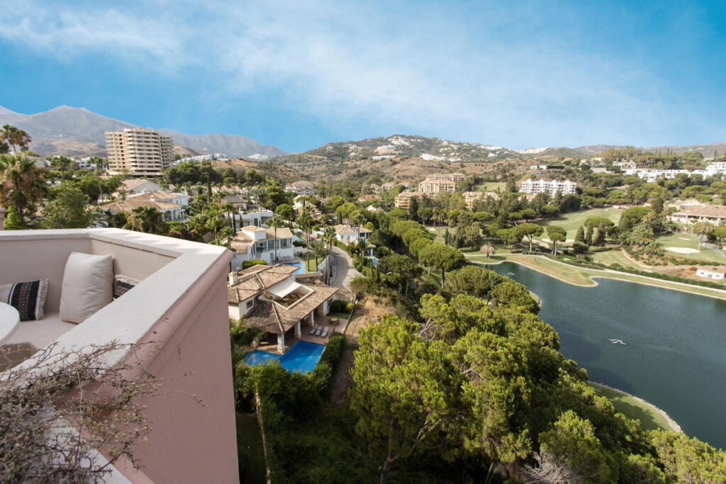 Furnished 4 Bedroom Apartment with Terrace for Rent in Río Real, Marbella