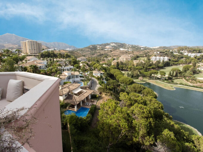 Furnished 4 Bedroom Apartment with Terrace for Rent in Río Real, Marbella