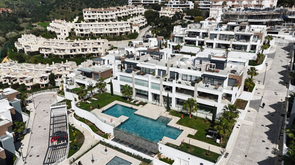 Furnished 3 Bedroom Private Villa with Terrace for Rent in Marbella