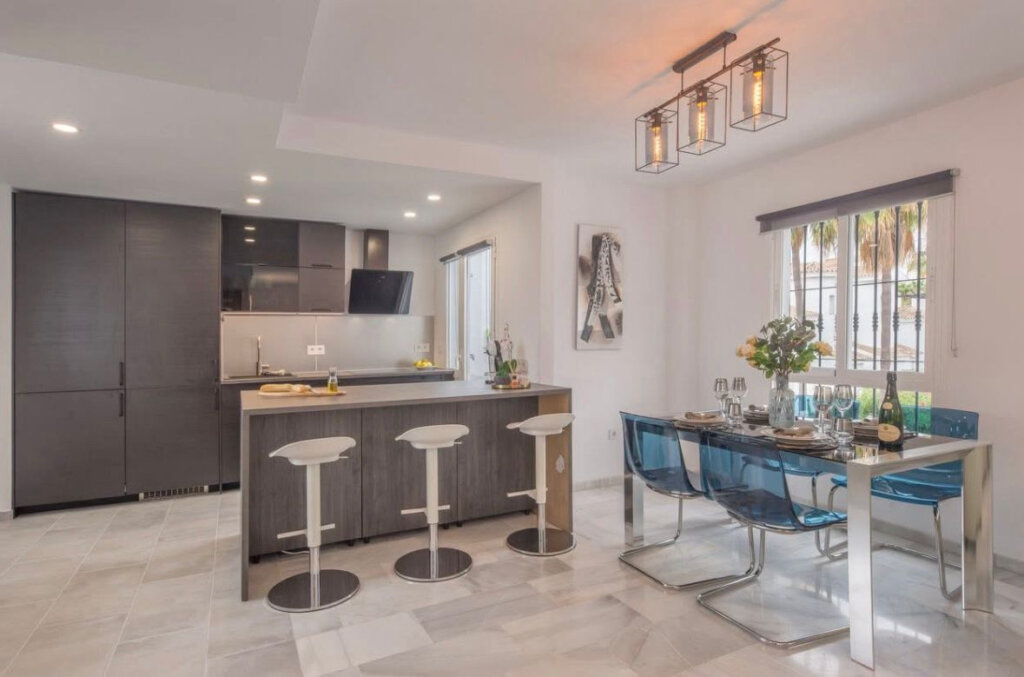 2 Bedroom Apartment for Rent in Los Naranjos Golf, Nueva Andalucía, Marbella