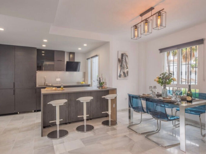 2 Bedroom Apartment for Rent in Los Naranjos Golf, Nueva Andalucía, Marbella