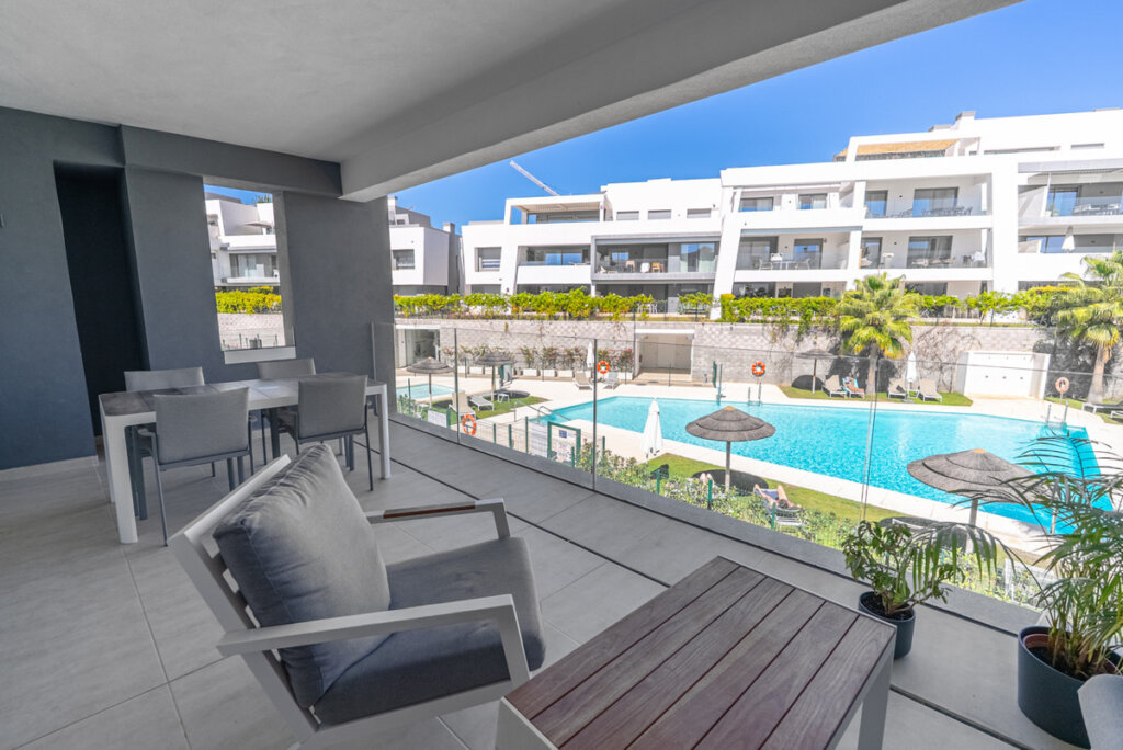 Furnished 4 Bedroom Apartment with Terrace for Rent in Nueva Milla de Oro, Estepona
