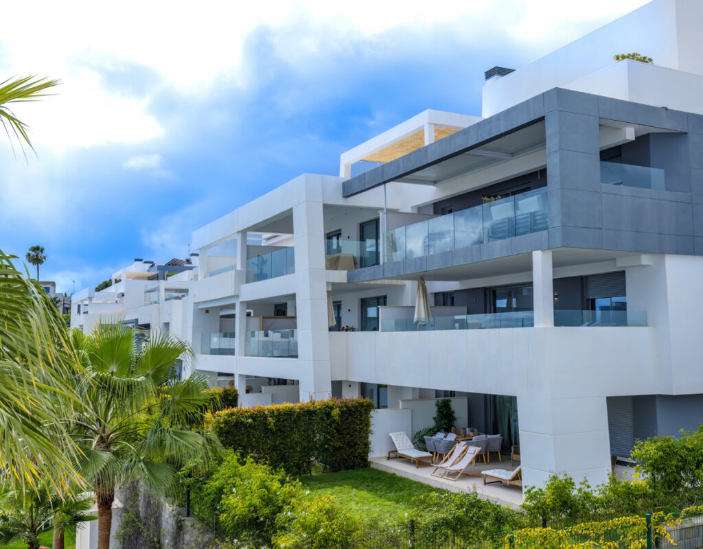 Furnished 2 Bedroom Apartment with Terrace for Rent in Nueva Milla de Oro, Estepona