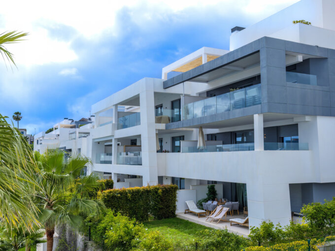 Furnished 2 Bedroom Apartment with Terrace for Rent in Nueva Milla de Oro, Estepona