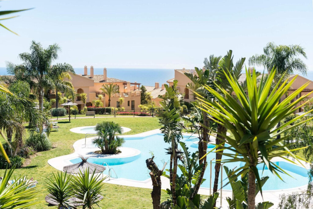 Furnished 2 Bedroom Apartment with Terrace for Rent in Benahavís