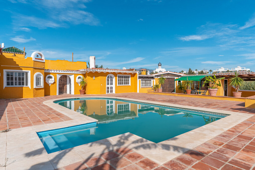 Furnished 5 Bedroom Private Villa for Rent in Estepona