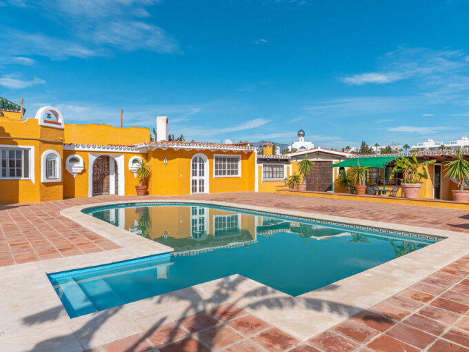 Furnished 5 Bedroom Private Villa for Rent in Estepona