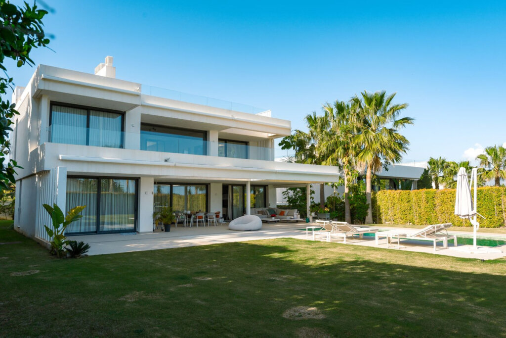 Furnished 4 Bedroom Private Villa for Rent in Cancelada, Estepona