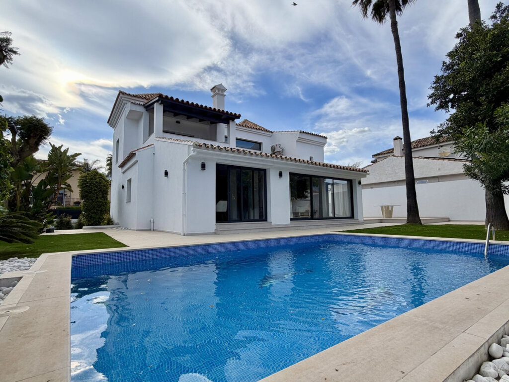 Furnished 5 Bedroom Private Villa with Terrace for Rent in Puerto Banús