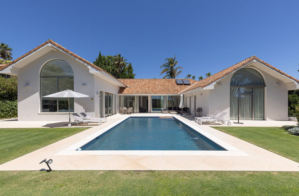 Furnished 5 Bedroom Private Villa with Terrace for Rent in Sotogrande