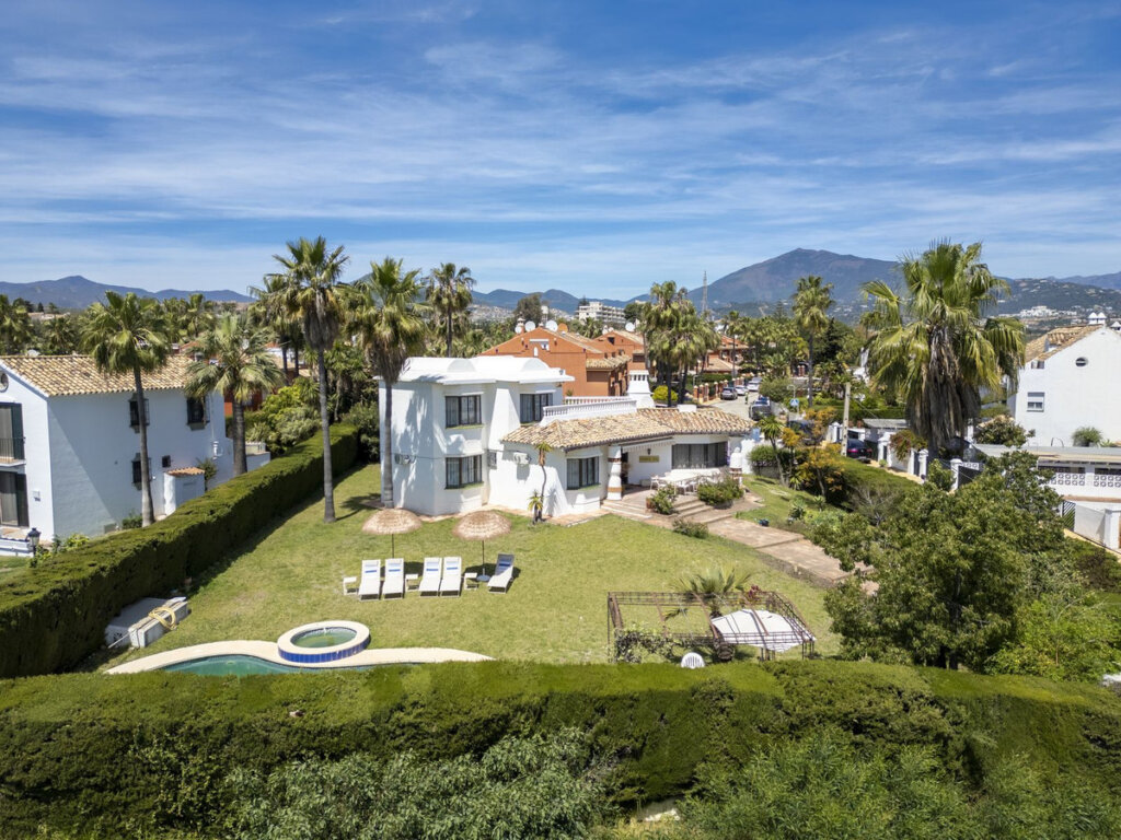 Furnished 3 Bedroom Private Villa for Rent in Atalaya, Estepona
