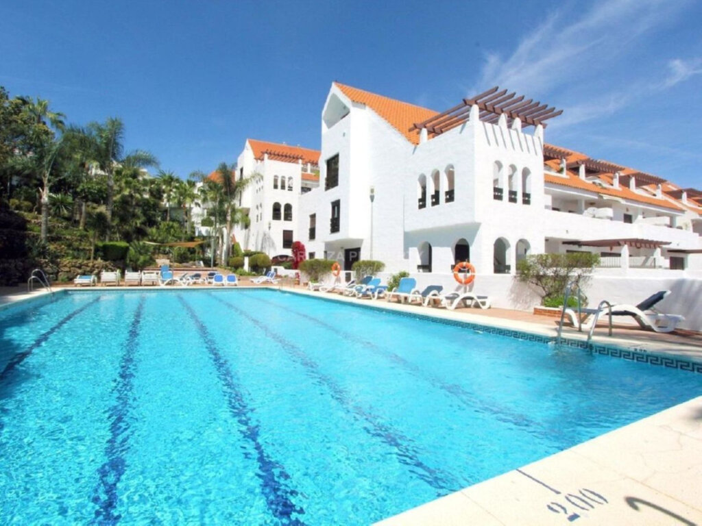 Furnished 3 Bedroom Apartment with Terrace for Rent in Nueva Andalucía, Marbella