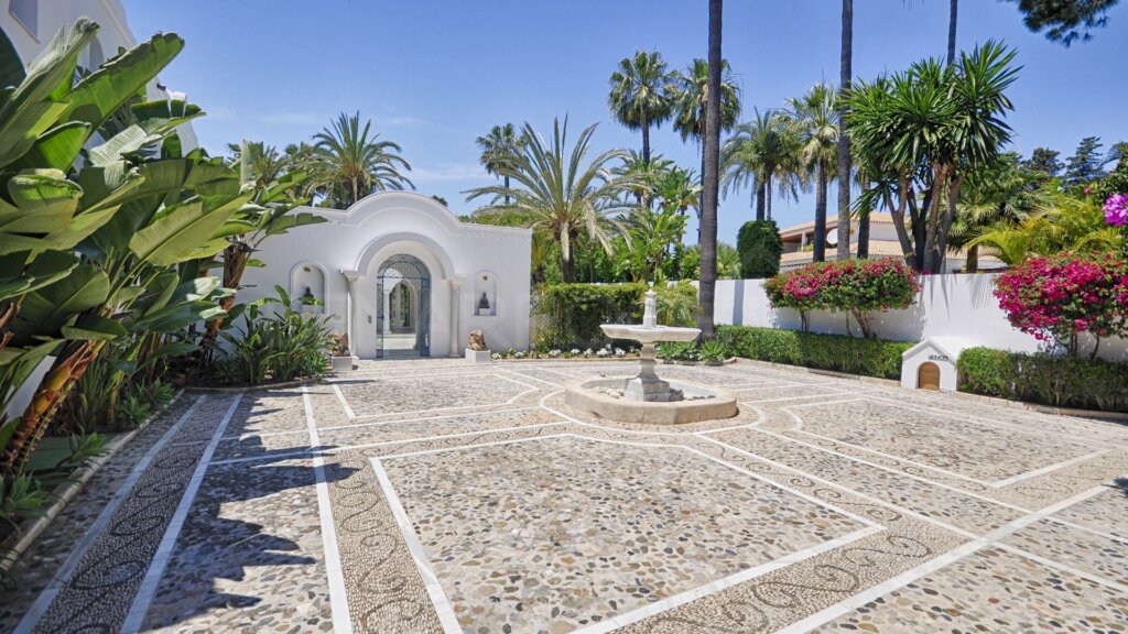 3 Bedroom Private Villa with Terrace for Rent in Marbella