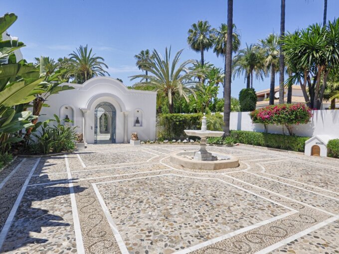 3 Bedroom Private Villa with Terrace for Rent in Marbella