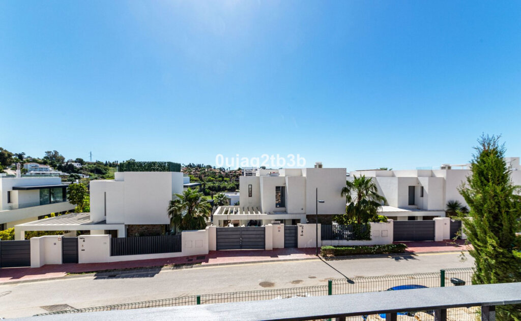 4 Bedroom Private Villa with Terrace for Rent in El Paraíso