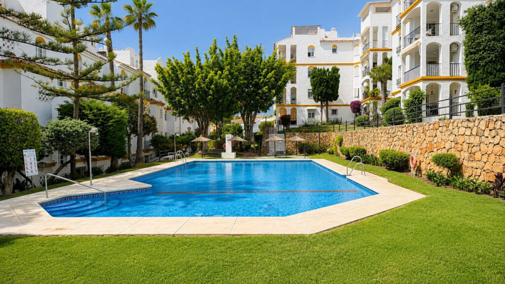 Furnished 2 Bedroom Apartment with Terrace for Rent in Atalaya, Estepona