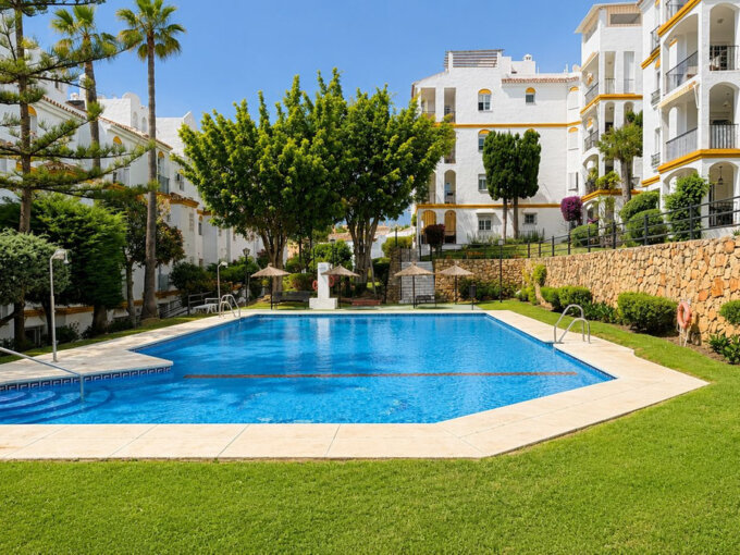 Furnished 2 Bedroom Apartment with Terrace for Rent in Atalaya, Estepona