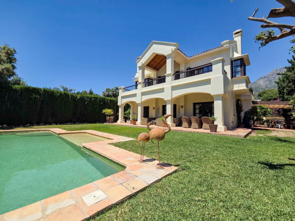 Furnished 5 Bedroom Private Villa with Terrace for Rent in Milla de Oro, Marbella