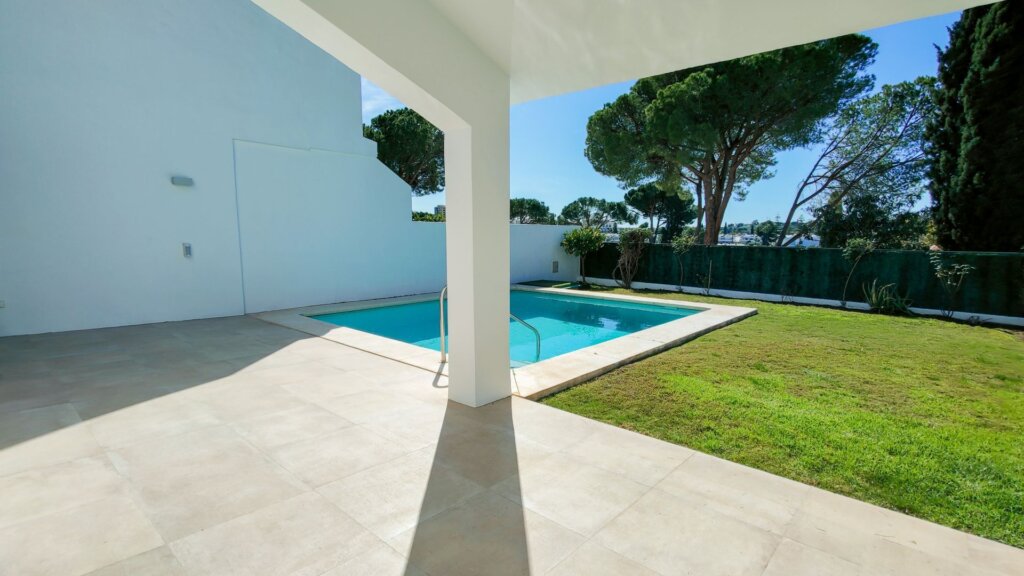 4 Bedroom Private Villa with Terrace for Rent in Nueva Andalucía, Marbella