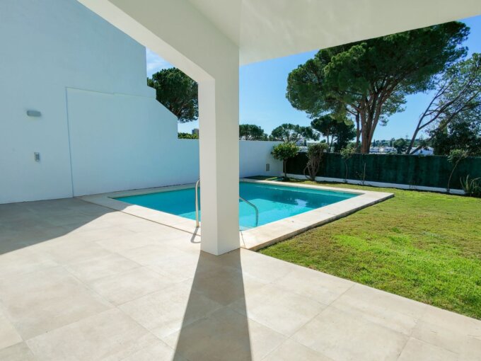 4 Bedroom Private Villa with Terrace for Rent in Nueva Andalucía, Marbella