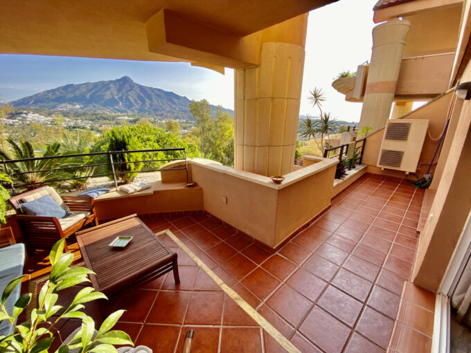 Furnished 2 Bedroom Apartment with Terrace for Rent in Nueva Andalucía, Marbella