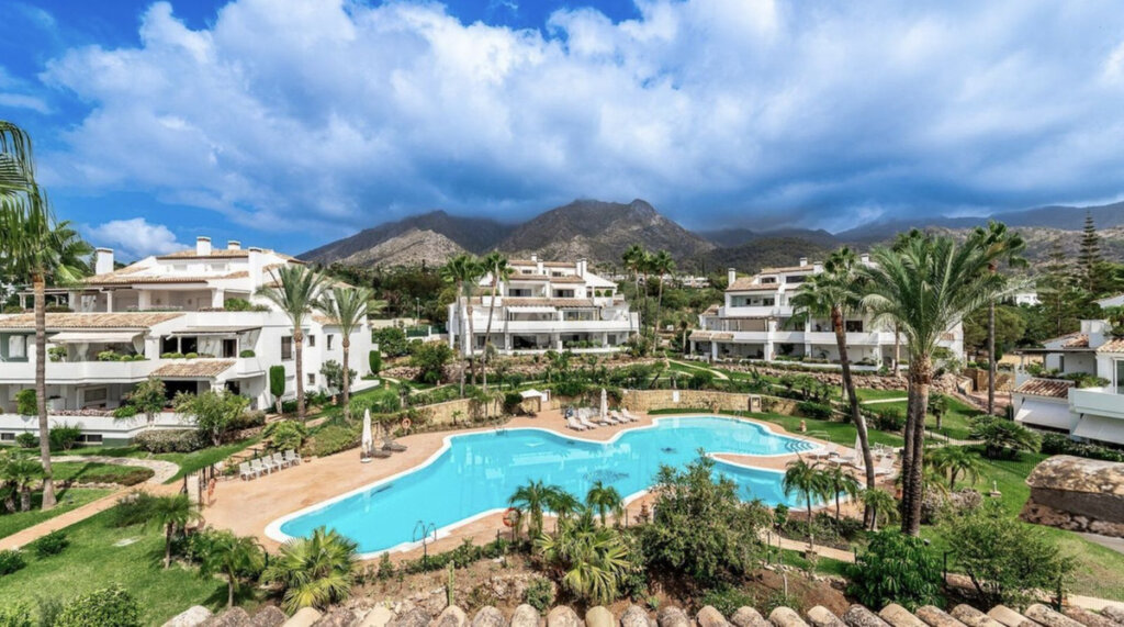 4 Bedroom Apartment with Terrace for Rent in Milla de Oro, Marbella