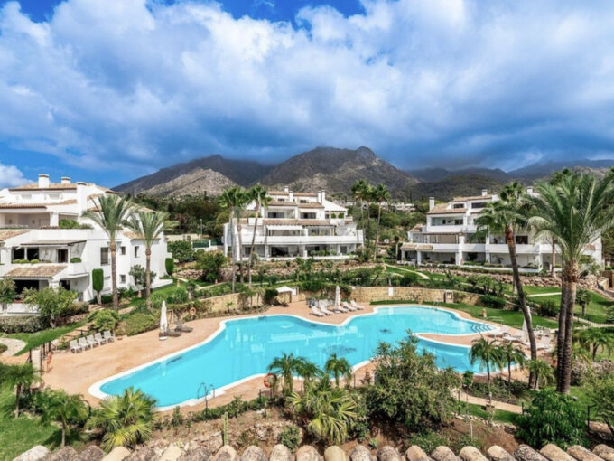 4 Bedroom Apartment with Terrace for Rent in Milla de Oro, Marbella