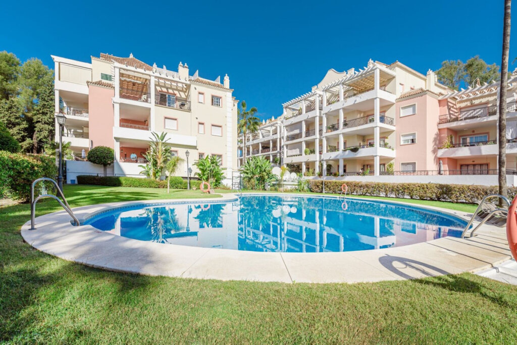 Furnished 2 Bedroom Apartment with Terrace for Rent in Nueva Andalucía, Marbella