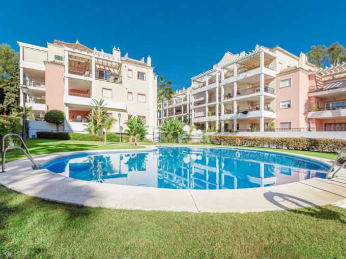 Furnished 2 Bedroom Apartment with Terrace for Rent in Nueva Andalucía, Marbella