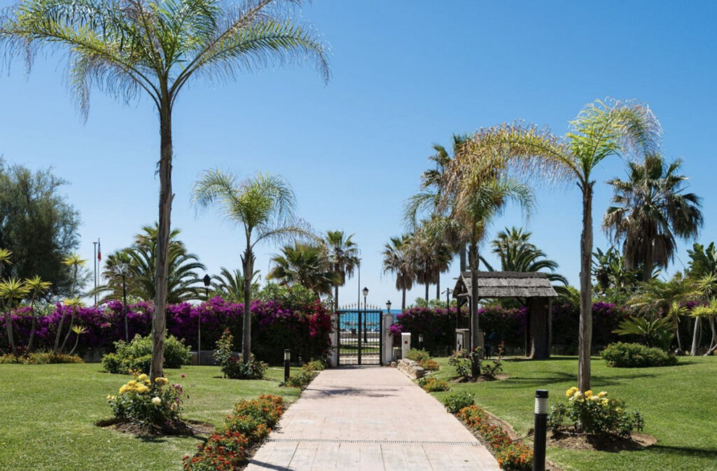 Furnished 1 Bedroom Apartment with Terrace for Rent in Puerto Banús