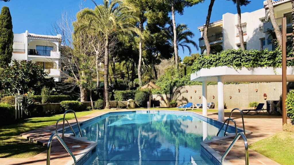 Furnished 2 Bedroom Apartment with Terrace for Rent in Riviera del Sol, Mijas