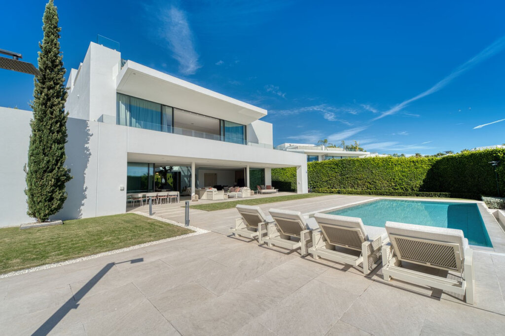 Furnished 5 Bedroom Private Villa for Rent in Milla de Oro, Marbella