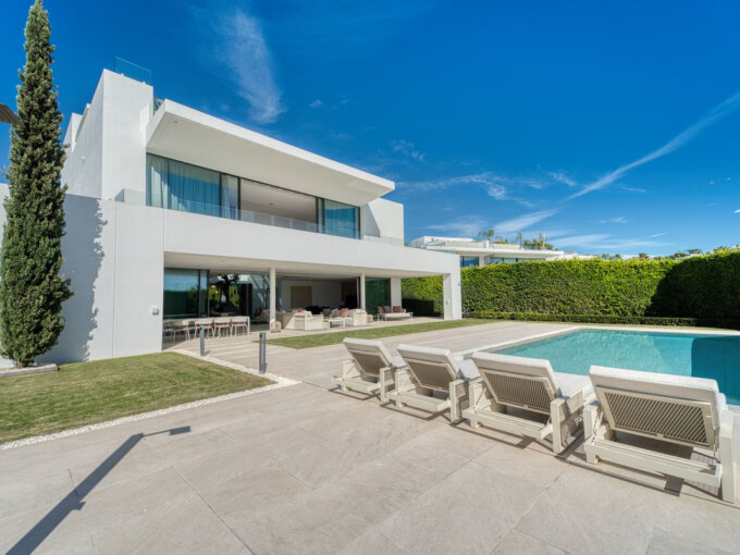 Furnished 5 Bedroom Private Villa for Rent in Milla de Oro, Marbella
