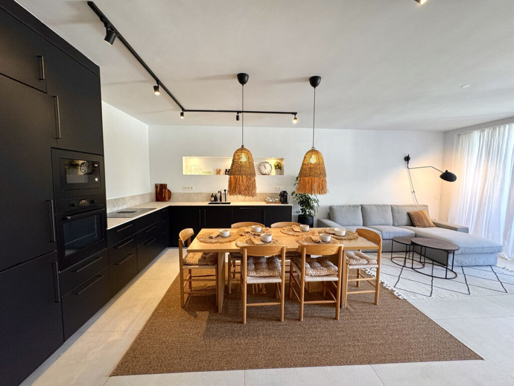 Furnished 3 Bedroom Apartment with Terrace for Rent in La Quinta, Benahavís