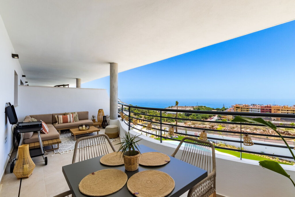 Furnished 3 Bedroom Apartment with Terrace for Rent in Benalmádena