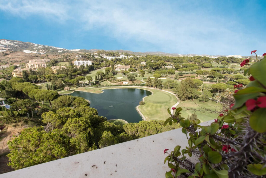 Furnished 4 Bedroom Apartment with Terrace for Rent in Marbella