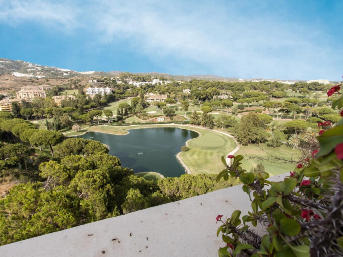 Furnished 4 Bedroom Apartment with Terrace for Rent in Marbella
