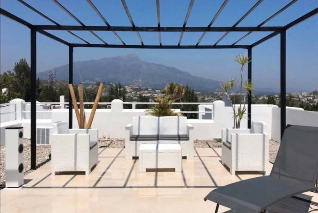 2 Bedroom Apartment with Terrace for Rent in Benahavís