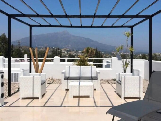 2 Bedroom Apartment with Terrace for Rent in Benahavís