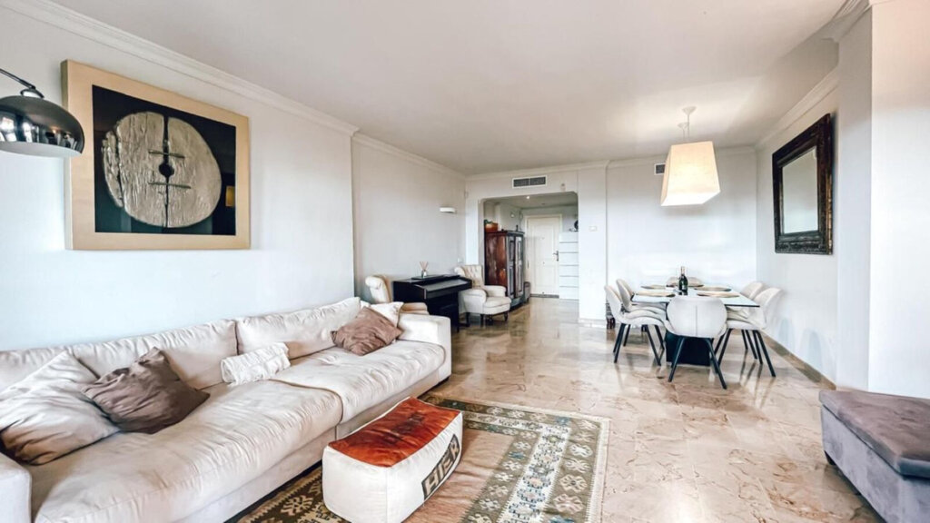 Furnished 3 Bedroom Apartment with Terrace for Rent in Nueva Andalucía, Marbella